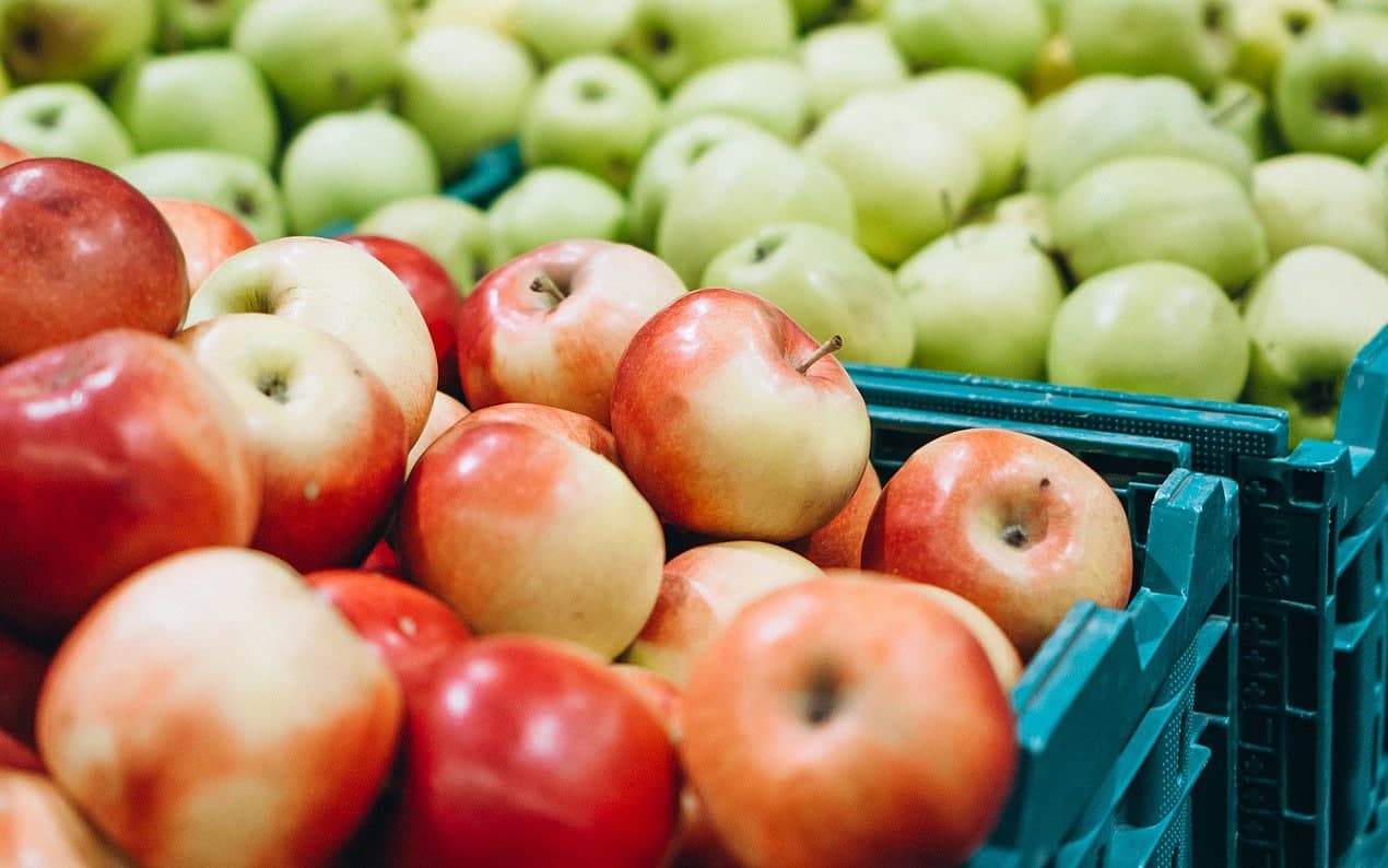 Купить яблоки озон. Польские яблоки. Экспорт яблок. Ящик с яблоками. Супермаркет яблоко.