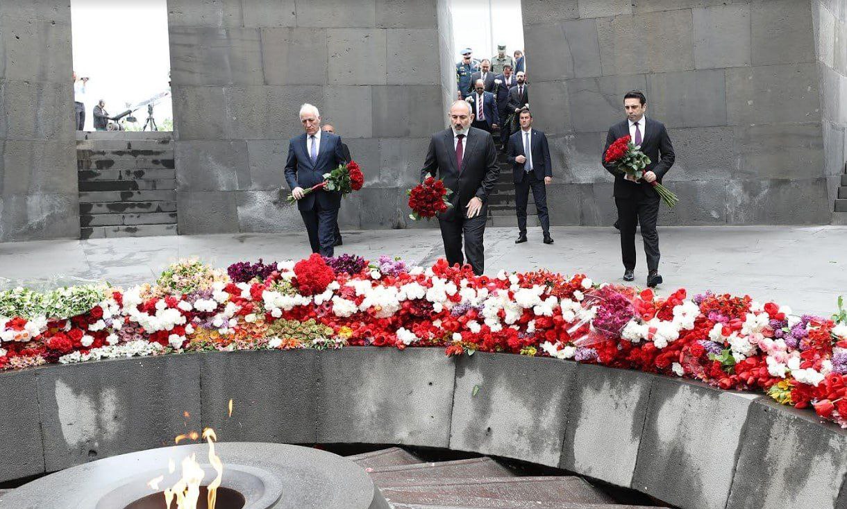 24 апреля 18 года. Память о геноциде армян 24 апреля. Цицернакаберд в Ереване. Геноцид армян Цицернакаберд 24 апреля. Мемориал геноцида армян в Ереване.